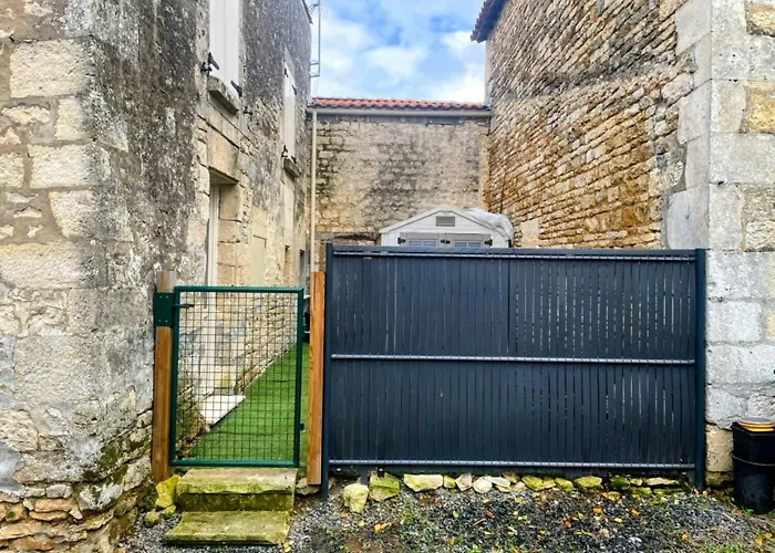 Appartement Charmante Petite Maison Avec Jardin Et Parking-niort Centre